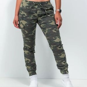 NEW Almost Famous  Casual Womwn Green Camo Cargo Jogger Pants Size Small NWT